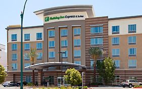 Holiday Inn Express & Suites Anaheim Resort Area